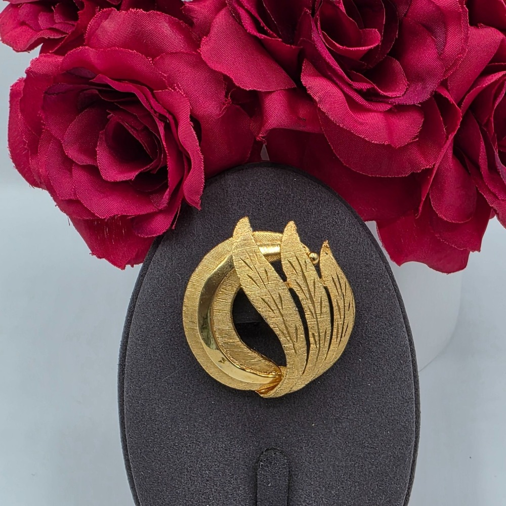 Kramer Vintage Gold Tone Leaf Circle Brooch Pin Textured Designer Jewelry Estate